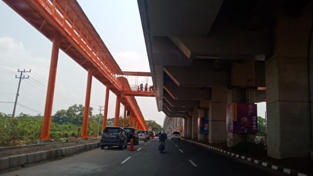 LRT Palembang dilengkapi jalur pejalan kaki beratap. (Foto: Djoko Setijowarno/Masyarakat Transportasi Indonesia)