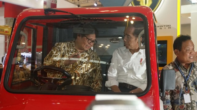 Menteri Perindustrian, Airlangga Hartarto dan Presiden RI, Joko Widodo di Mobil AMMDES. (Foto: Iqbal Firdaus/kumparan)