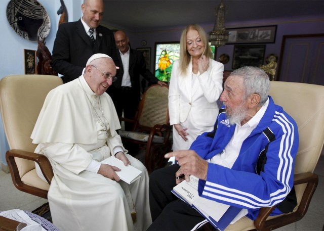 Fidel Castro bertemu dengan Paus Fransiskus (Foto: Alex Castro/ Reuters)