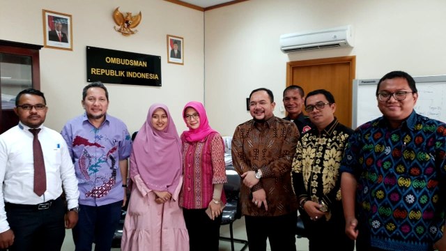 Arnita bersama kuasa hukumnya Aldwin Rahadian, di kantor Ombudsman Republik Indonesia, Kamis (2/8). (Foto: Dok. Istimewa)