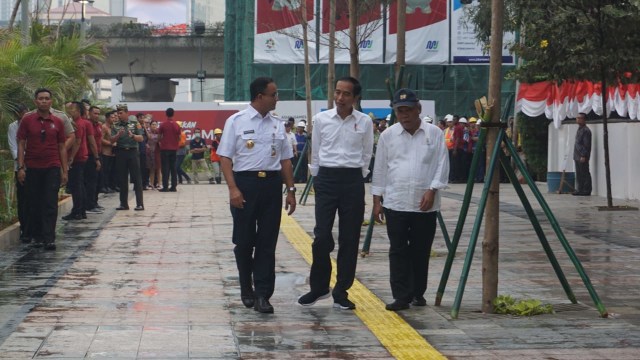 Jokowi, Anies, dan Basuki Hadimuljono tinjau jalur pejalan kaki di Jalan Jenderal Sudirman, Jakarta Selatan (2/8). (Foto: Yudhistira Amran Saleh/kumparan)