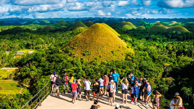 Wisatawan Menikmati Bukit Cokelat di Filipina. (Foto: Flickr/Sunyawit Senthapokin)