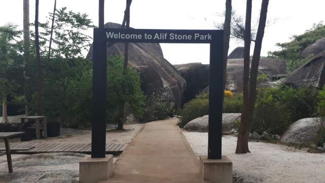 Pintu masuk Alif Stone Park. (Foto: Andari Novianti/kumparan)