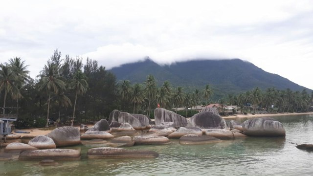 Gunung menghiasi pemandangan di Alif Stone Park. (Foto: Andari Novianti/kumparan)