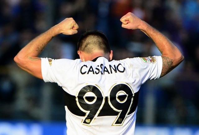 Cassano rayakan gol bersama Parma di laga vs AC Milan. (Foto: OLIVIER MORIN / AFP)