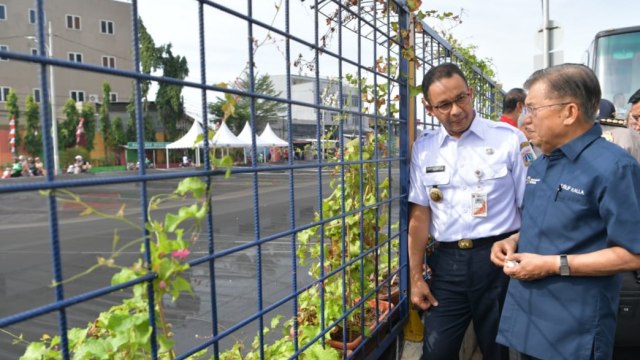 Wakil Presiden Jusuf Kalla dan Gubernur DKI Jakarta Anies Baswedan meninjau Kali Item, Jumat (3/8). (Foto: Dok. Setwapres)