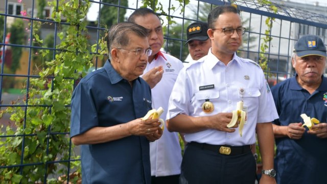 Wakil Presiden Jusuf Kalla dan Gubernur DKI Jakarta Anies Baswedan meninjau Kali Item, Jumat (3/8). (Foto: Dok. Setwapres)