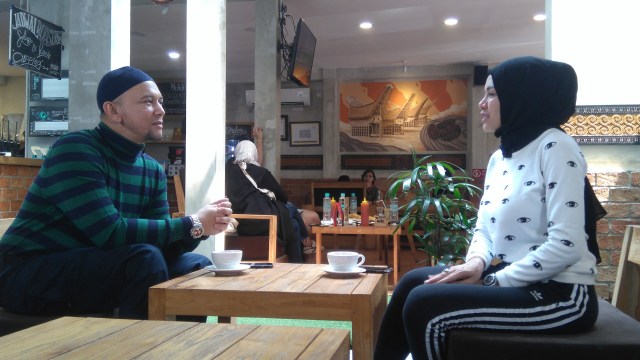 Ustaz Erick Yusuf dan Nikita Mirzani saat Bincang "Selebriti Hijrah kumparan", di Toraja Coffee House, Jalan Casablanka, Jakarta Selatan. (Foto: Achmad Rafiq/kumparan)