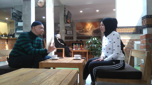 Nikita Mirzani tengah menceritakan proses hijrahnya bersama Ustaz Erick Yusuf, di Toraja Coffee House, Jalan Casablanka, Jakarta Selatan. (Foto: Achmad Rafiq/kumparan)