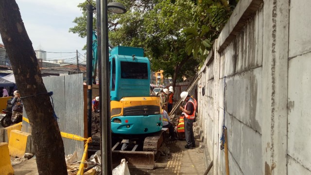 Pengerjaan Soil Test skybridge Tanah Abang, Jumat (3/8). (Foto: Maulana Ramadhan/kumparan)