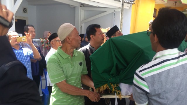 Jenazah Yusuf Supendi tiba rumah duka, Pasar Rebo, Jakarta Timur. (Foto: Andreas Ricky Febrian/kumparan)