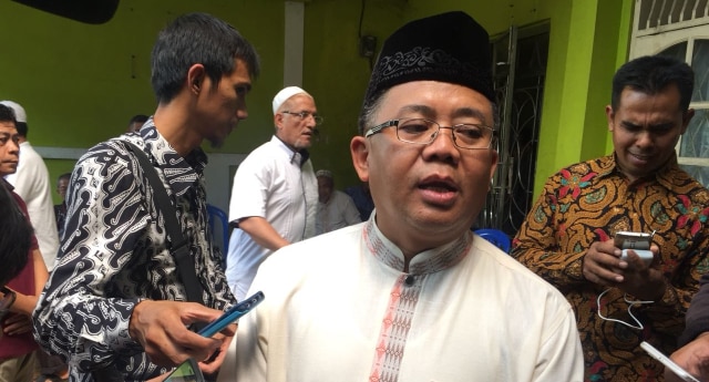 Ketua PKS, Sohibul Iman saat melayat ke rumah duka Yusuf Supendi. (Foto: Andreas Ricky Febrian/kumparan)
