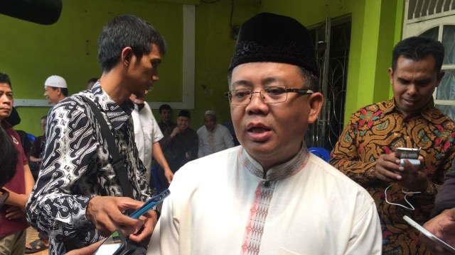 Ketua PKS, Sohibul Iman saat melayat ke rumah duka Yusuf Supendi. (Foto: Andreas Ricky Febrian/kumparan)