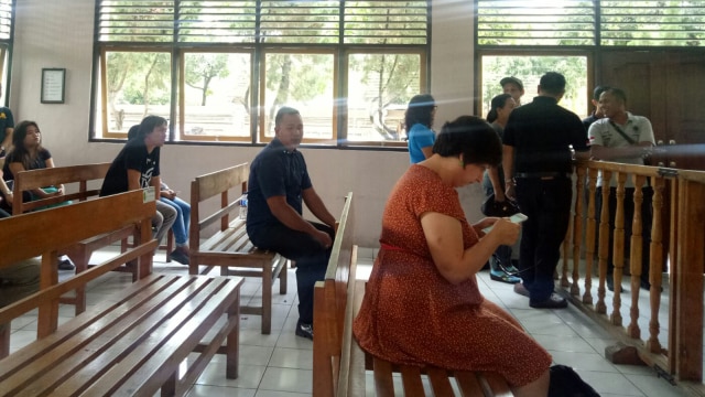 Turis Inggris yang lakukan penamparan petugas Imigrasi di PN Denpasar batal sidang hari ini, Jumat (3/8). (Foto: Cisilia Agustina Siahaan/kumparan)