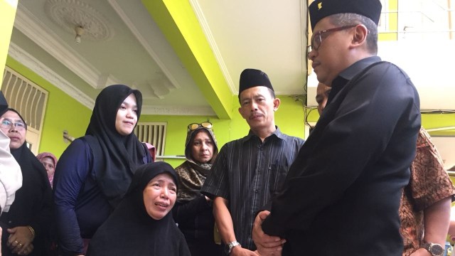 Sekjen PDIP Hasto Kristiyanto bertemu istri almarhum Yusuf Supendi. (Foto: Andreas Ricky Febrian/kumparan)