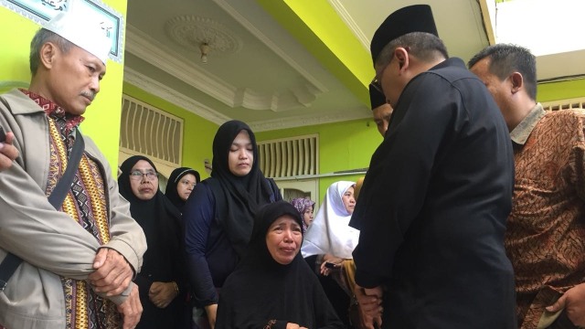 Hasto bertemu dengan Istri Almarhum Yusuf Effendi, Jumat (3/8). (Foto: Reki Febrian/kumparan)