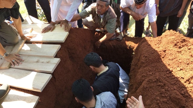 Pemakaman Almarhum Yusuf Supendi di TPU Kober, Kalisari, Pasar Rebo, Jakarta (03/8). (Foto: Reki Febrian/kumparan)