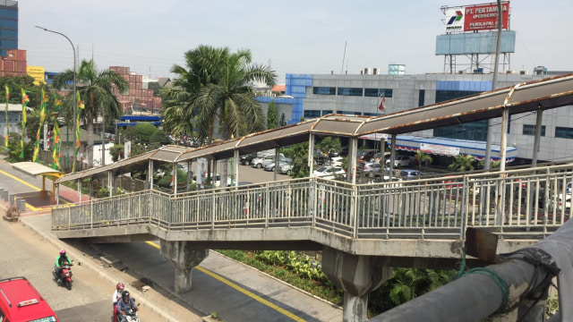 Kondisi Jembatan Penyeberangan Orang yang memprihatinkan terletak di Jalan Yos Sudarso, Jakarta Utara, Jumat (3/8). (Foto: Fachrul/kumparan)