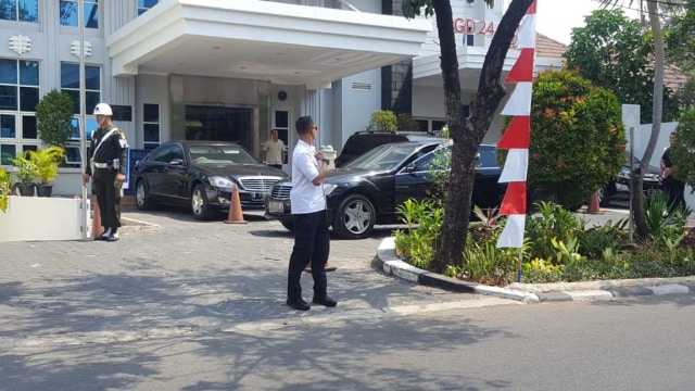 Presiden Jokowi meninggalkan Rumah Sakit YPK, Jumat (3/8). (Foto: Rafyq Panjaitan/kumparan)