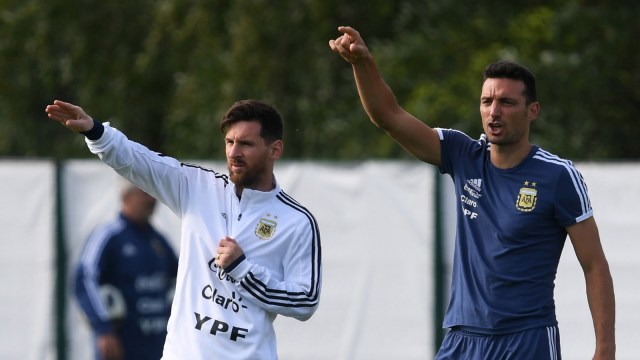 Lionel Messi dan Lionel Scaloni menjalani latihan bersama Timnas Argentina. (Foto: Francisco Leong/AFP)
