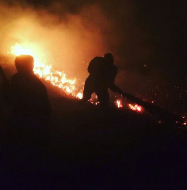 Kebakaran yang melanda Gili Lawa, Nusa Tenggara Timur, Kamis (2/8). (Foto: Taman Nasional Komodo)