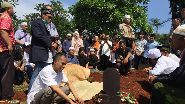 Keluarga Yusuf Supendi di pusara makam (Foto:  Andreas Ricky Febrian/kumparan)