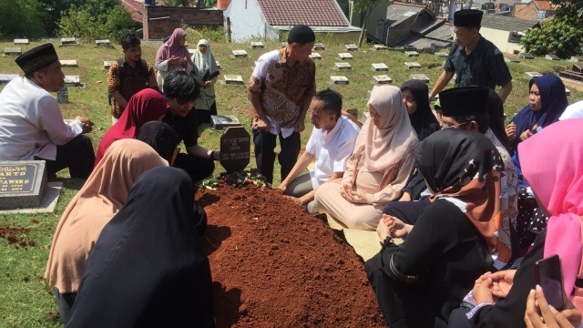 Keluarga Yusuf Supendi di pusara makam (Foto:  Andreas Ricky Febrian/kumparan)
