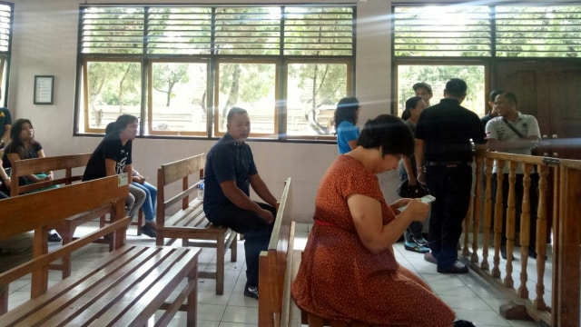 Turis Inggris yang lakukan penamparan petugas Imigrasi di PN Denpasar batal menjalani sidang hari ini, Jumat (3/8). (Foto: Cisilia Agustina/kumparan)