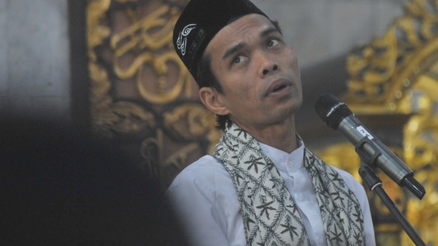 Ustad Abdul Somad (UAS) memberikan tausyiah pada Doa dan Tasyakuran Pilkada Damai di Masjid Assaadah Polda Sumsel, Palembang, Jumat (3/8/2018). Foto: ANTARA FOTO/Feny Selly
