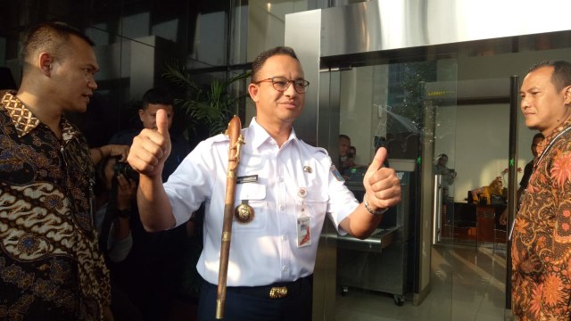 Gubernur DKI Jakarta Anies Baswedan melaporkan pemberian tongkat komando ke KPK, Jumat (3/8). (Foto: Adim Mugni/kumparan)