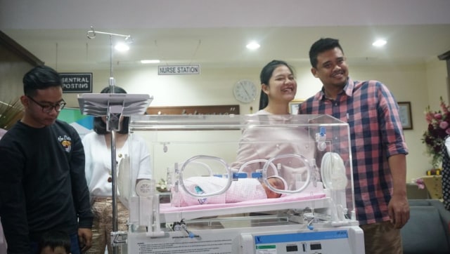 Kahiyang Ayu dan Bobby Nasution bersama anaknya Sedah Mirah Nasution di RS YPK Mandiri, Jakarta, Jumat (3/8). (Foto: Nugroho Sejati/kumparan)