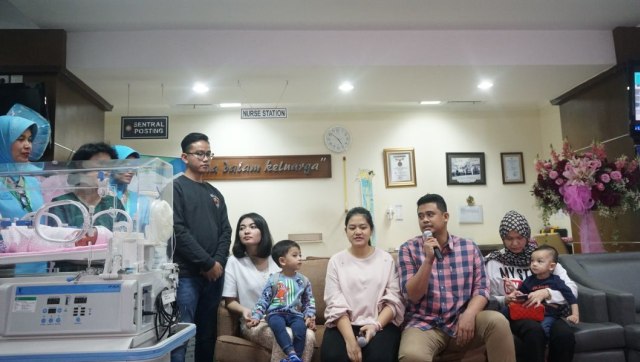Konferensi pers kelahiran Sedah Mirah Nasution, putri pertama Bobby Nasution dan Kahiyang Ayu di RS YPK Mandiri, Jakarta, Jumat (3/8). (Foto: Nugroho Sejati/kumparan)