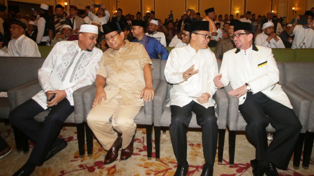 Ketua GNPF Ulama Yusuf Martak (kiri) bersama Prabowo Subianto, Zulkifli Hasan, dan Salim Segaf Al-Jufri pada Ijtima Ulama di Jakarta, Jumat (27/7). (Foto: Antara/Rivan Awal Lingga)