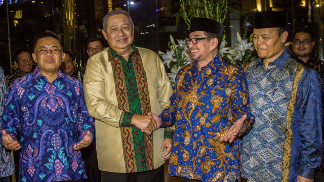 SBY bersalaman dengan Ketua Majelis Syuro PKS Salim Segaf Al-Jufri. Terlihat pula Presiden PKS Sohibul Iman (kiri) dan Wakil Ketua Dewan Syuro PKS Hidayat Nur Wahid (kanan). Mereka menggelar pertemuan tertutup di Jakarta, Senin (30/7). (Foto: Antara/Galih Pradipta)