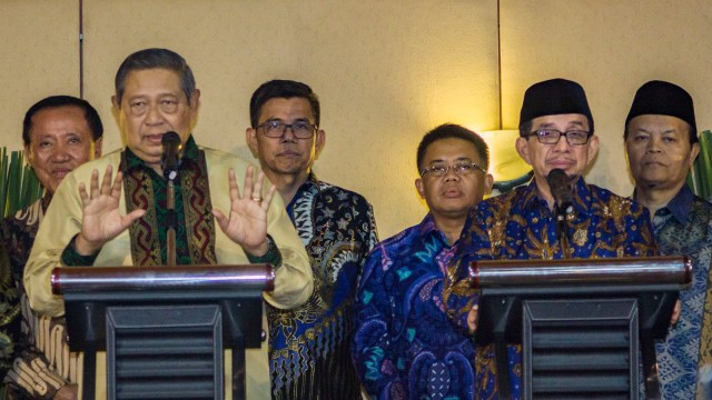 SBY bersama Ketua Majelis Syuro PKS Salim Segaf Al-Jufri usai melakukan pertemuan tertutup di Jakarta, Senin (30/7). (Foto: Antara/Galih Pradipta)