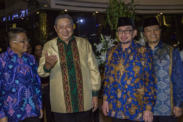 Ketua Umum Partai Demokrat Susilo Bambang Yudhoyono (kedua kiri) bersalaman dengan Ketua Majelis Syuro PKS Salim Segaf Aljufri (kedua kanan), disaksikan Presiden Partai Keadilan Sejahtera (PKS) Sohibul Iman (kiri) dan Wakil Ketua Dewan Syura PKS Hidayat Nur Wahid (kanan) sebelum melakukan pertemuan tertutup di Jakarta, Senin (30/7). (Foto: Antara/Galih Pradipta)