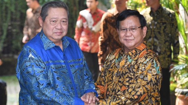 Ketua Umum Partai Gerindra Prabowo Subianto (kanan) berjabat tangan dengan Ketua Umum Partai Demokrat Susilo Bambang Yudhoyono (kiri) sebelum melakukan pertemuan tertutup di kediaman Prabowo, Jalan Kertanegara, Jakarta Selatan, Senin (30/7). (Foto: Antara/Sigid Kurniawan)