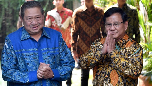Prabowo Subianto dan SBY sebelum melakukan pertemuan tertutup di kediaman Prabowo, Kertanegara, Jakarta Selatan, Senin (30/7). Foto: Antara/Sigid Kurniawan