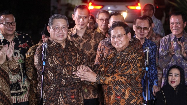 SBY berjabat tangan dengan Prabowo Subianto usai menggelar pertemuan tertutup di kediaman SBY di Mega Kuningan, Jakarta, Selasa (24/7). (Foto: Antara/Dhemas Reviyanto)