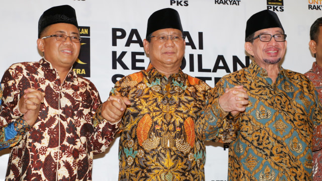 Prabowo Subianto bersama Presiden PKS Sohibul Iman (kiri) dan Ketua Majelis Syuro PKS Salim Segaf Al-Jufri (kanan). (Foto: Antara/Rivan Awal Lingga)
