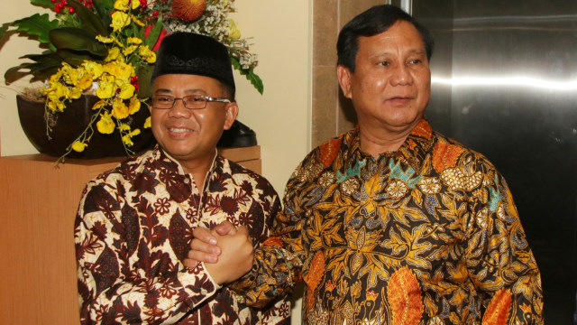 Ketua Umum Partai Gerindra Prabowo Subianto (kanan) berjabat tangan dengan Presiden PKS Sohibul Iman (kiri) saat melakukan pertemuan di DPP PKS, Jakarta, Senin (30/7). (Foto: Antara/Rivan Awal Lingga)