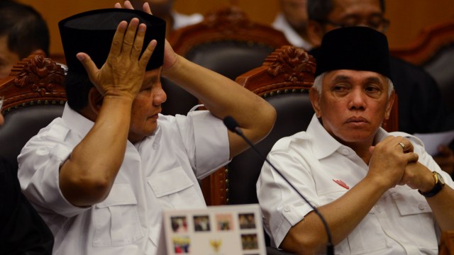 Prabowo Subianto (kiri), dan Hatta Rajasa (kanan), sebelum dimulainya sidang di Mahkamah Konstitusi di Jakarta pada tanggal 6 Agustus 2014.  (Foto: AFP/Romeo Gacad)