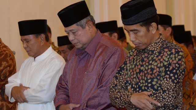 Prabowo Subianto, SBY, dan Jokowi salat berjemaah di Istana pada 20 Juli 2014. (Foto: AFP/Adek Berry)