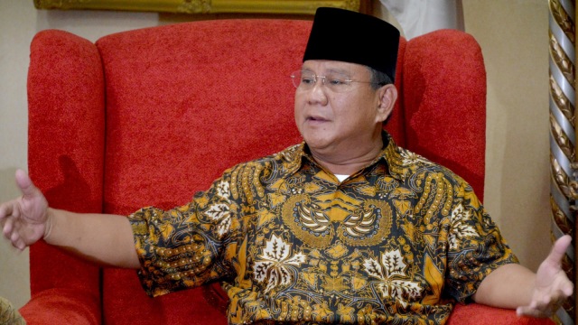 Prabowo Subianto berbicara selama kunjungannya untuk bertemu pemimpin komunitas Muslim Muhammadiyah Din Syamsuddin di Jakarta pada 15 Juli 2014.  (Foto: AFP/Bay Ismoyo)