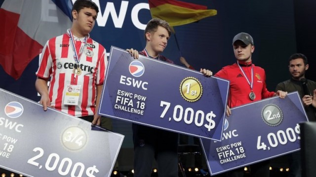 Pemenang turnamen game eSports mendapat hadiah dengan jumlah uang berlimpah. (Foto: Dok. THOMAS SAMSON / AFP)