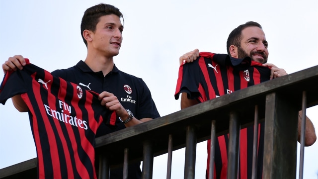 Higuain dan Caldara saat diperkenalkan sebagai pemain Milan. (Foto: Reuters/Daniele Mascolo)