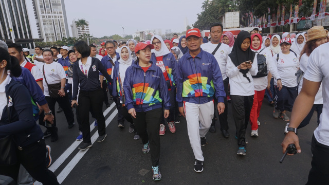Puan Maharani dan Muhadjir Effendy mengikuti Jalan Sehat Semarak Asian Games di Kemendikbud (Foto:  Fanny Kusumawardhani/kumparan)