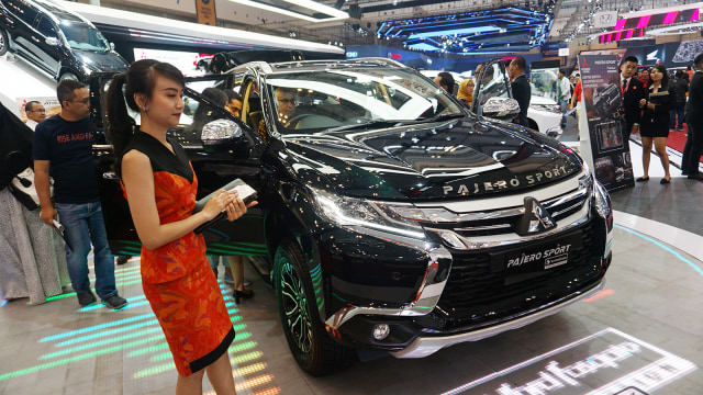 Pengunjung melihat mobil Pajero Sport pada pameran GIIAS 2018 di ICE, BSD, Tangerang, Sabtu (4/8). (Foto: Aditia Noviansyah/kumparan)