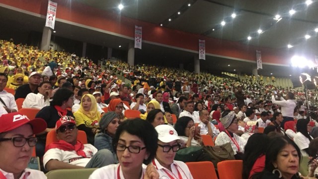Peserta rapat umum relawan Jokowi di Sentul Internasional Convention Center (Foto: Ricad Saka/kumparan)