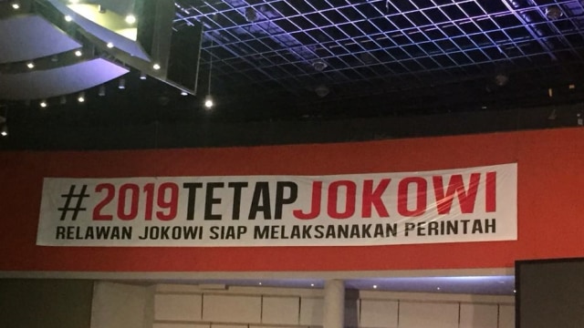 Banner #2019TetapJokowi di dalam hall SICC (Foto: Ricad Saka/kumparan)